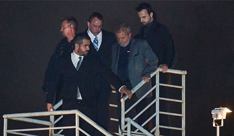 Juíza. Lula ao desembarcar em Curitiba em 7 de abril, quando se entregou e começou a cumprir a primeira pena na Lava Jato