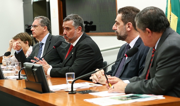 PT. Na condição de líder do PT na Câmara, Paulo Pimenta (ao centro) tem a prerrogativa de indicar nomes do partido para comissões, mas ainda não o fez