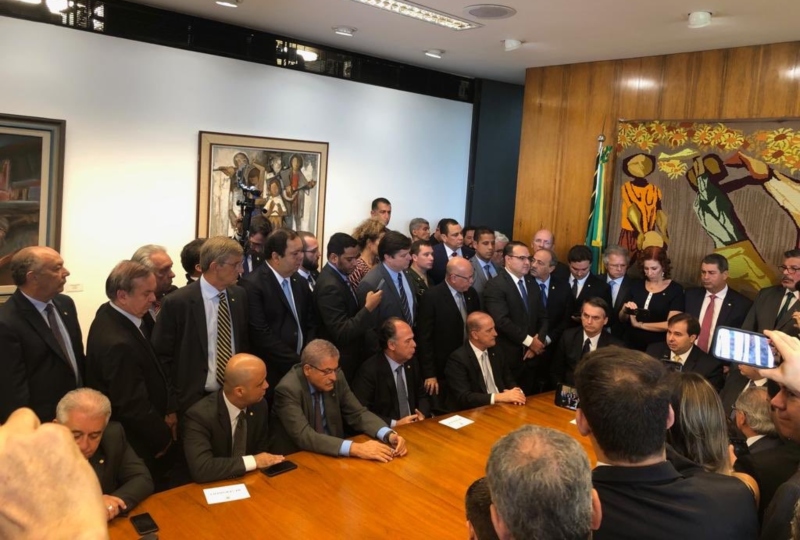 Reforma. Bolsonaro e Maia rodeados de parlamentares durante apresentação da reforma, que durou cerca de 20 minutos