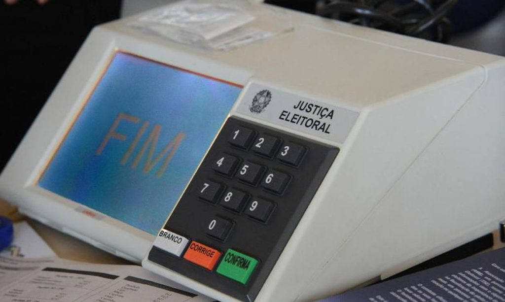 a urna eletrônica, um grande e fundamental avanço da democracia brasileira, foi introduzida pela Justiça Eleitoral, experimentalmente, em 1989. Depois foi generalizada a partir de 1994
