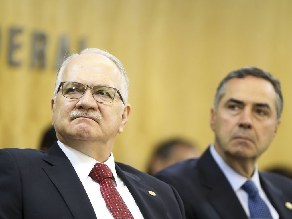 Os ministros do Supremo Tribunal Federal, Edson Fachin e Roberto Barroso. [fotografo]Marcelo Camargo/Agência Brasil[/fotografo]