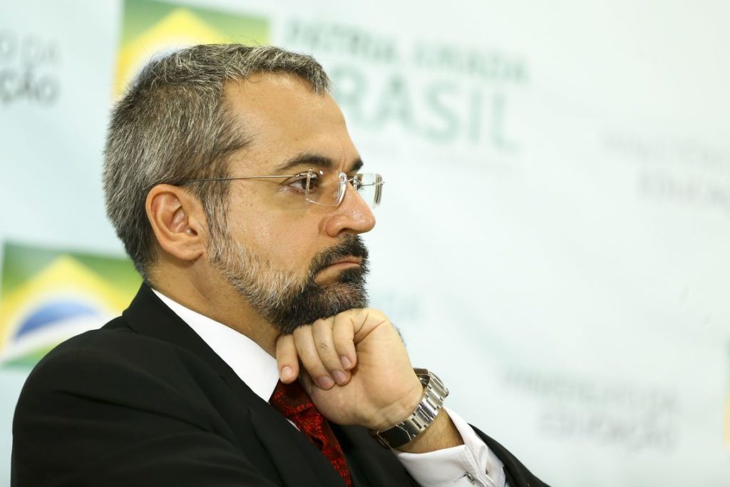 O ex-ministro da Educação, Abraham Weintraub, anunciou que não concorrerá ao governo de São Paulo e será candidato a deputado federal.