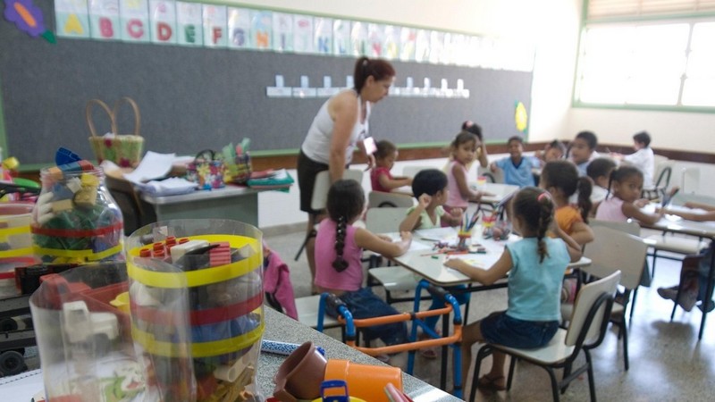 A Prefeitura de Blumenau revogou decreto que dispensava a obrigatoriedade da vacina contra a Covid-19 de crianças de seis meses a cinco anos para efetuar matrículas nas escolas Foto: Agência Brasil