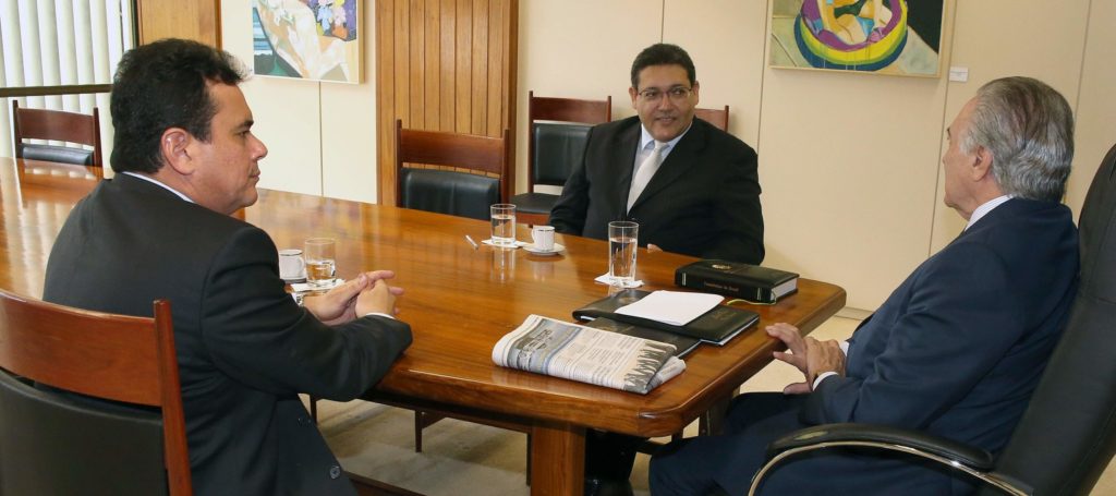 Kassio Nunes conversa com o então vice-presidente Michel Temer, em foto de 2014. Foto: Romério Cunha/ Flickr / Michel Temer
