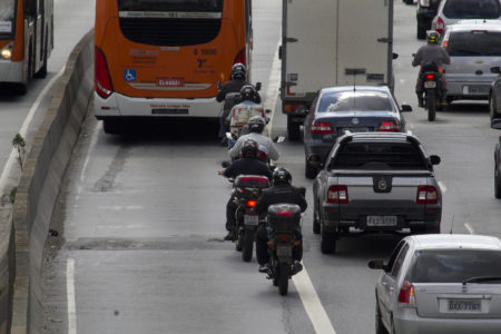 Motos poderão circular entre carros parados, aprova Congresso