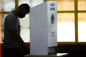 Eleitor vota no primeiro turno das eleições municipais [fotografo] Marcelo Camargo/Agência Brasil [/fotografo]