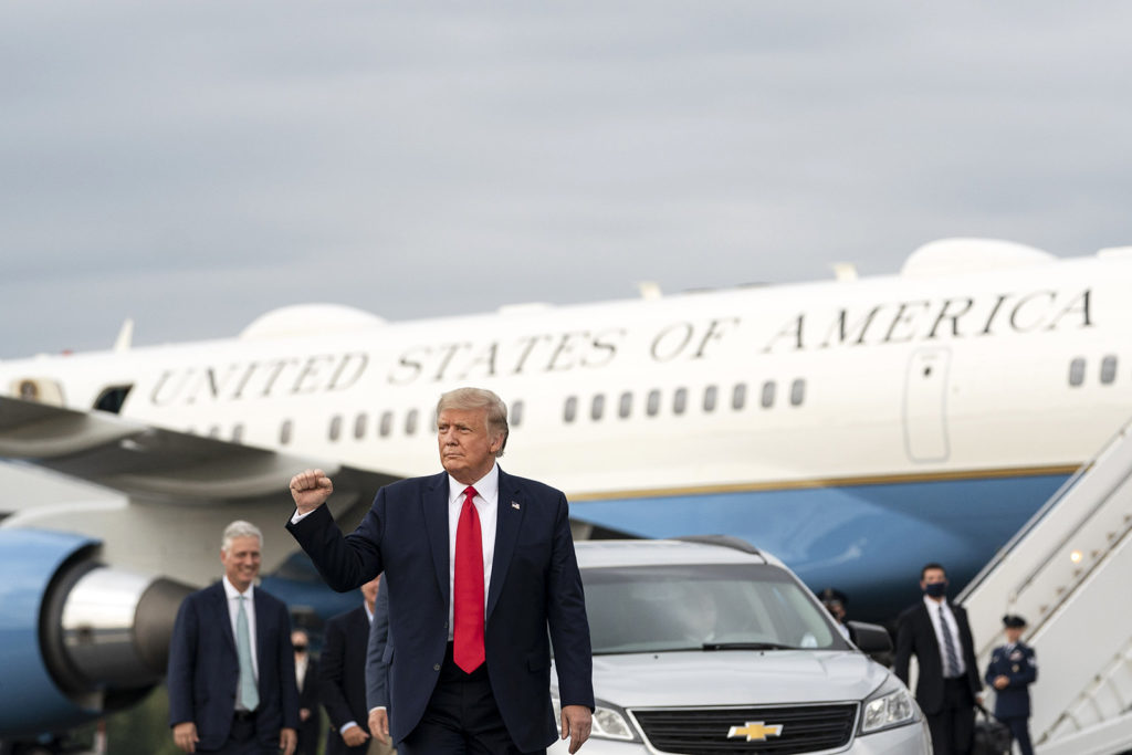 O presidente norte-americano Donald Trump aparece em frente ao avião oficial. [fotografo]Joyce N. Boghosian/White House Photo via Flickr[/fotografo]