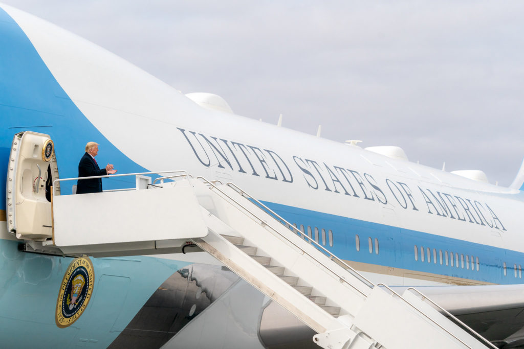 O presidente norte-americano Donald Trump no Air Force One [fotografo] Shealah Craighead/ White House Photo/ Flickr [/fotografo]