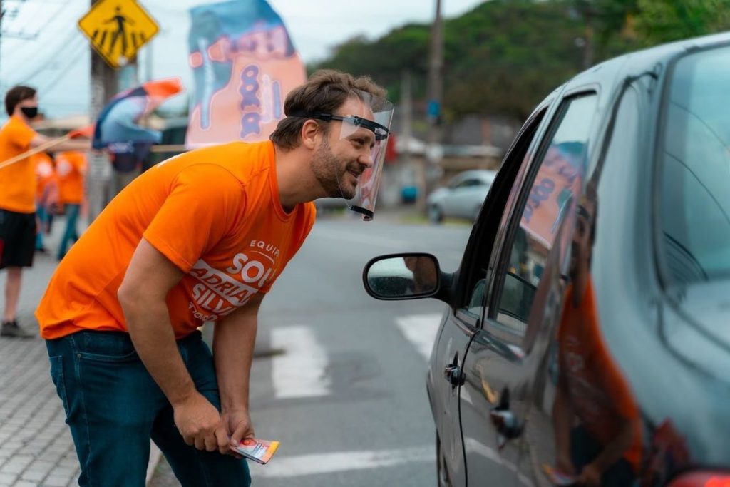 O prefeito eleito de Joinville (SC), Adriano Silva (NOVO), durante ato de campanha. [fotografo]Adriano Silva via Instagram[/fotografo]