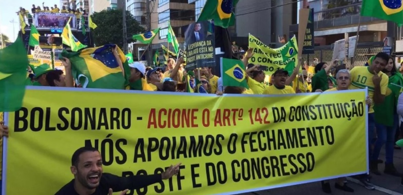 Apoiadores do presidente em ato pró-golpe militar em São Paulo [fotografo]Twitter[/fotografo]