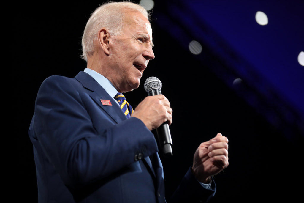 Former Vice President of the United States Joe Biden speaking with attendees at the Presidential Gun Sense Forum hosted by Everytown for Gun Safety and Moms Demand Action at the Iowa Events Center in Des Moines, Iowa. [fotografo]Gage skidmore via Flickr[/fotografo]