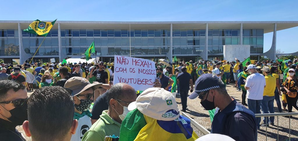 Manifestantes protestam contra o STF em Brasília, em foto de maio deste ano [fotografo]Guilherme Mendes/Congresso em Foco[/fotografo]. Placa diz "não mexam com nossos youtubers"