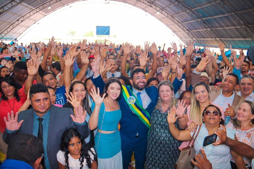 O prefeito Dr. Junior (PP), em cerimônia de posse em Peritoró (MA). Festa no final de semana levou milhares às ruas e causou aglomeração. [fotografo]Dr. Junior via Instagram[/fotografo]