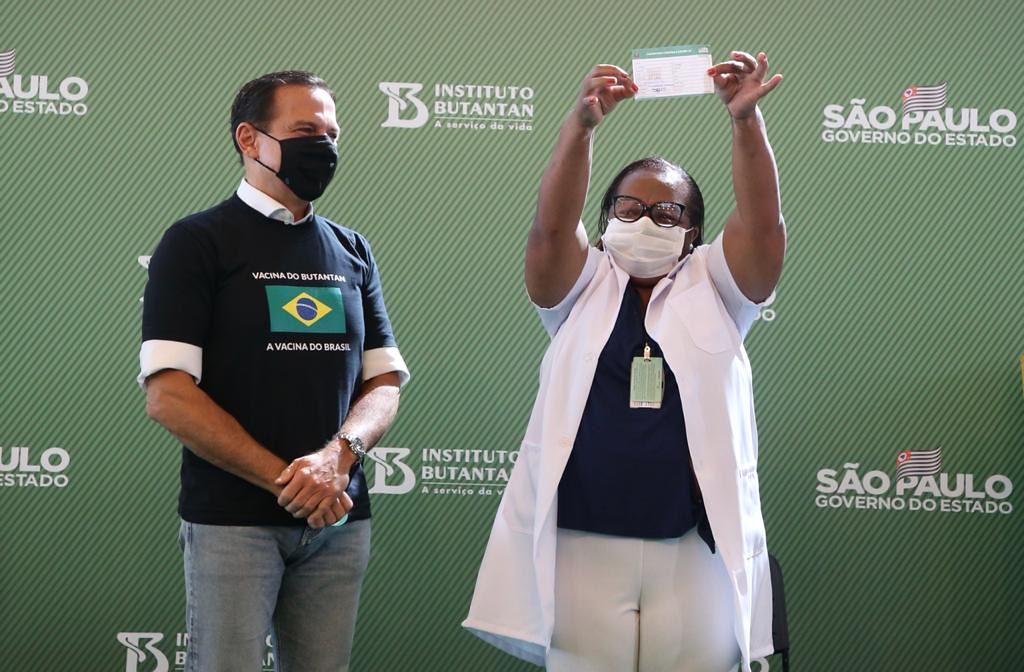 Primeira pessoa a se vacinar no Brasil, Monica Calazans recebe vacina Coronavac ao lado de João Doria[fotografo]Governo do Estado de São Paulo[/fotografo]