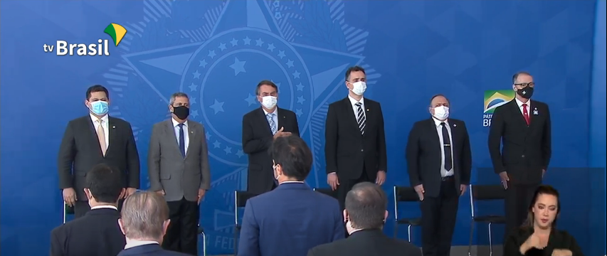 Presidente Jair Bolsonaro, em rara aparição de máscara, durante assinatura de Lei que aumenta compra de vacinas da covid-19 [fotografo]TV Brasil/Reprodução[/fotografo]