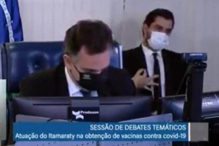 Filipe Martins, assessor de Bolsonaro, ao fundo: cena supremacista captada pela TV Senado causou revolta [fotografo]TV Senado[/fotografo]