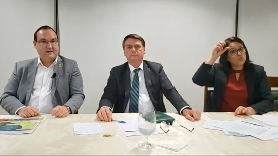 Jair Bolsonaro em live [fotografo]YouTube[/fotografo]