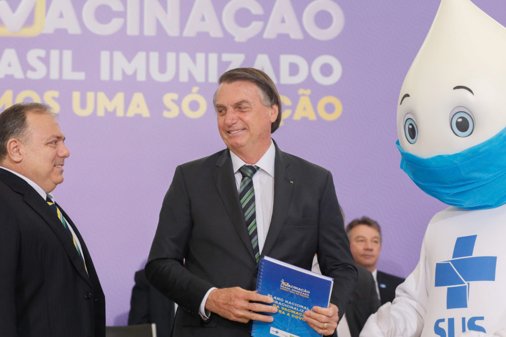 Bolsonaro e Eduardo Pazuello junto ao Zé Gotinha, em foto de março de 2021 falando sobre vacinação contra a covid-19 [fotografo] Isac Nóbrega/ PR[/fotografo]