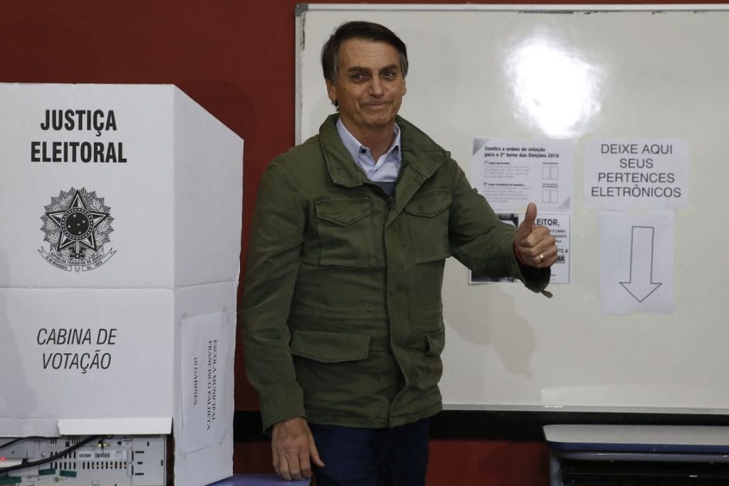 Bolsonaro ao lado da urna eletrônica na votação do segundo turno da eleição presidencial de 2018 [fotografo]Tania Rego/ABr[/fotografo]