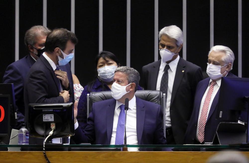Durante a votação desta terça-feira (11), Arthur Lira (PP-AL) atende a lideranças da oposição [fotografo]Cleia Viana/Câmara dos Deputados[/fotografo]