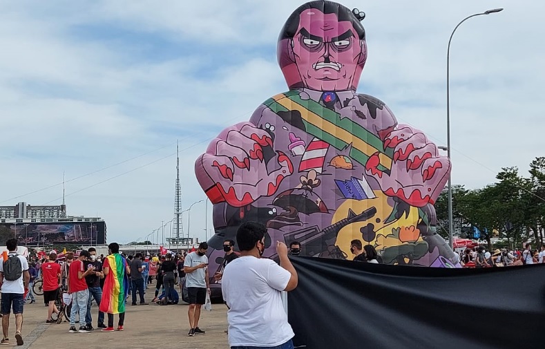 Manifestantes ergueram um boneco inflável de Bolsonaro, que remete aos milhares de mortes por covid e às relações entre sua família e as milícias[fotografo]Thais Moura/Congresso em Foco[/fotografo]