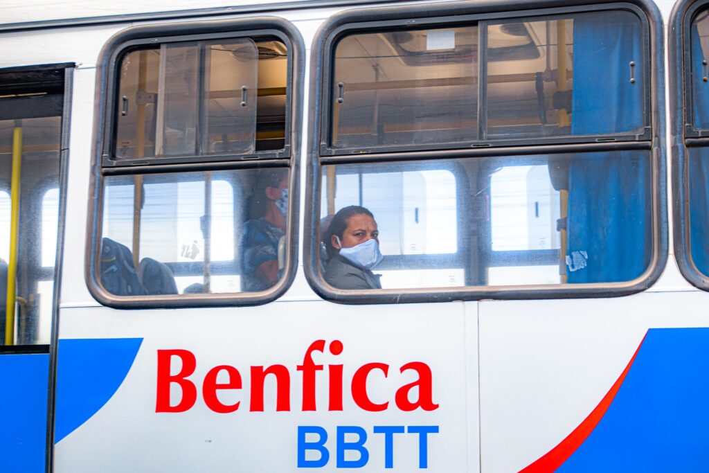 Pessoa com máscara em ônibus na cidade de Itapevi, São Paulo, em Maio de 2020 [fotografo]Felipe Barros/ExLibris/PMI[/fotografo]