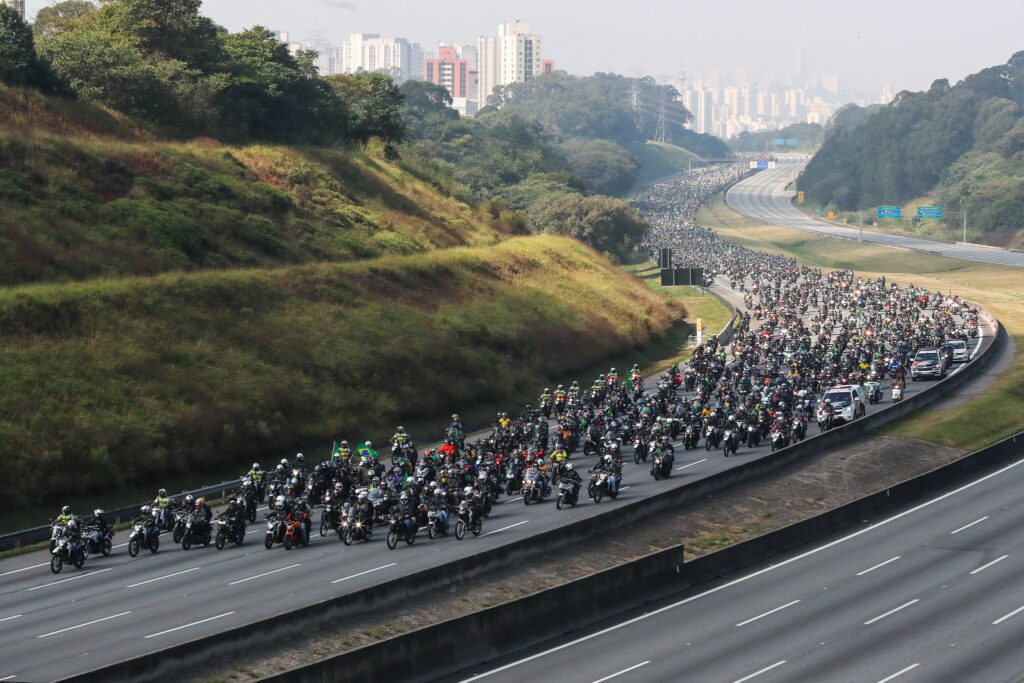 O presidente Jair Bolsonaro em passeio de moto em 12/06/2021 [fotografo]Isac Nóbrega/PR[/fotografo]