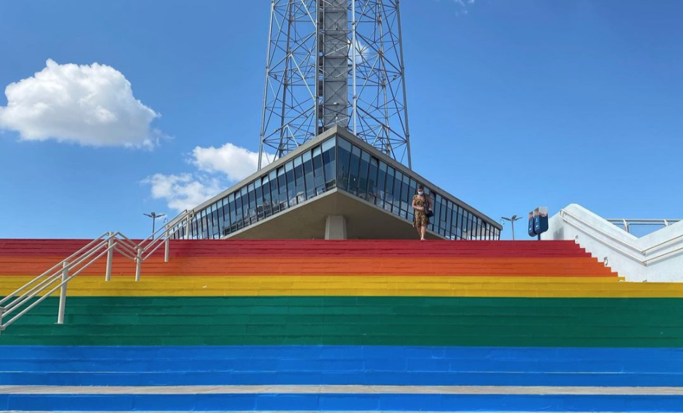 Pintura em homenagem ao Dia Internacional do Orgulho LGBT, na Torre de TV, em Brasília [fotografo] Divulgação / Coletivo Brasília Orgulho [/fotografo]