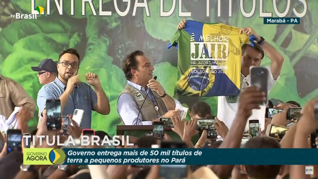 Bolsonaro exibe camiseta com propaganda eleitoral para 2022 [fotografo] Reprodução TV Brasil [/fotografo]
