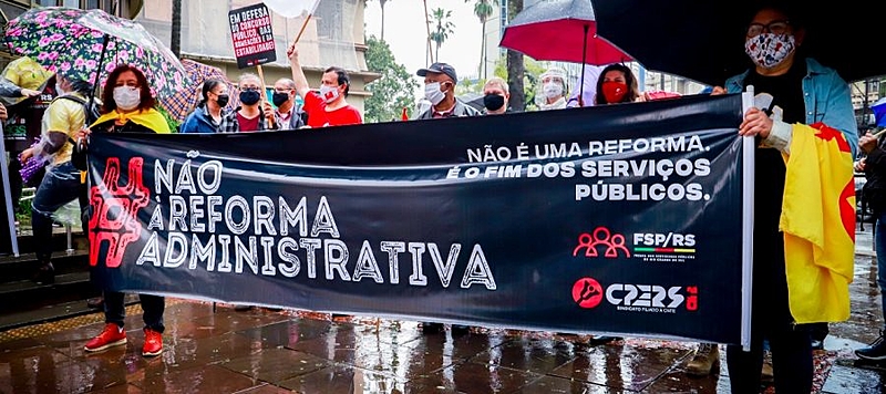 Servidores públicos enfrentam a chuva para protestar contra a reforma administrativa [fotografo] CPERS [/fotografo]
