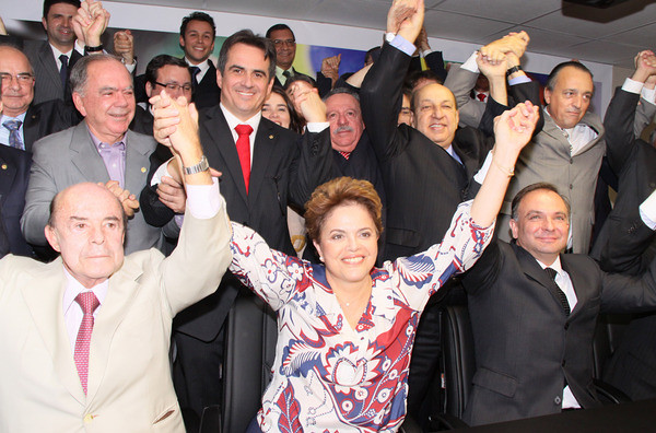 Reunião do Partido Progressista para dar apoio à então candidata Dilma Rousseff (PT), em junho de 2010. Ciro Nogueira está de pé, logo atrás da futura presidente [fotografo]Ciro Nogueira via Flickr[/fotografo]