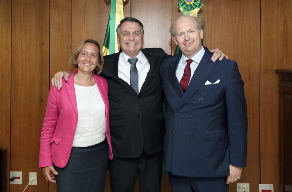 Presidente Jair Bolsonaro abraçado a Beatrix von Storch e ao marido dela, Sven von Storch [fotografo] Reprodução [/fotografo]