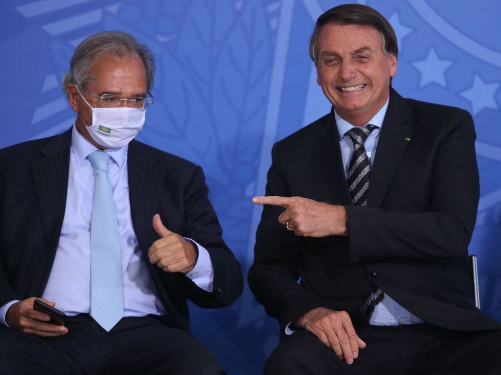O ministro da Economia, Paulo Guedes e o presidente da República, Jair Bolsonaro, durante o lançamento dos programas CODEX e SUPER.BR e do 8º Revogaço no Palácio do Planalto.