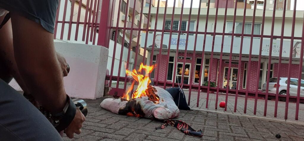 Boneco com imagem de Bolsonaro é queimado em frente à escritório político de Ricardo Barros em Maringá [fotografo]Leonardo Tasso[/fotografo]