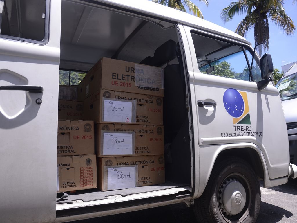 Código eleitoral / live de bolsonaro sobre eleições /TRE-RJ transporta as urnas eletrônicas para os locais de votação do Rio de Janeiro