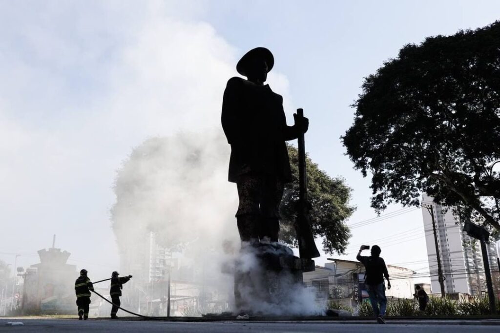 Bombeiros fazem o rescaldo de incêndio na estátua do Borba Gato, em São Paulo [fotografo]Mídia Ninja[/fotografo]