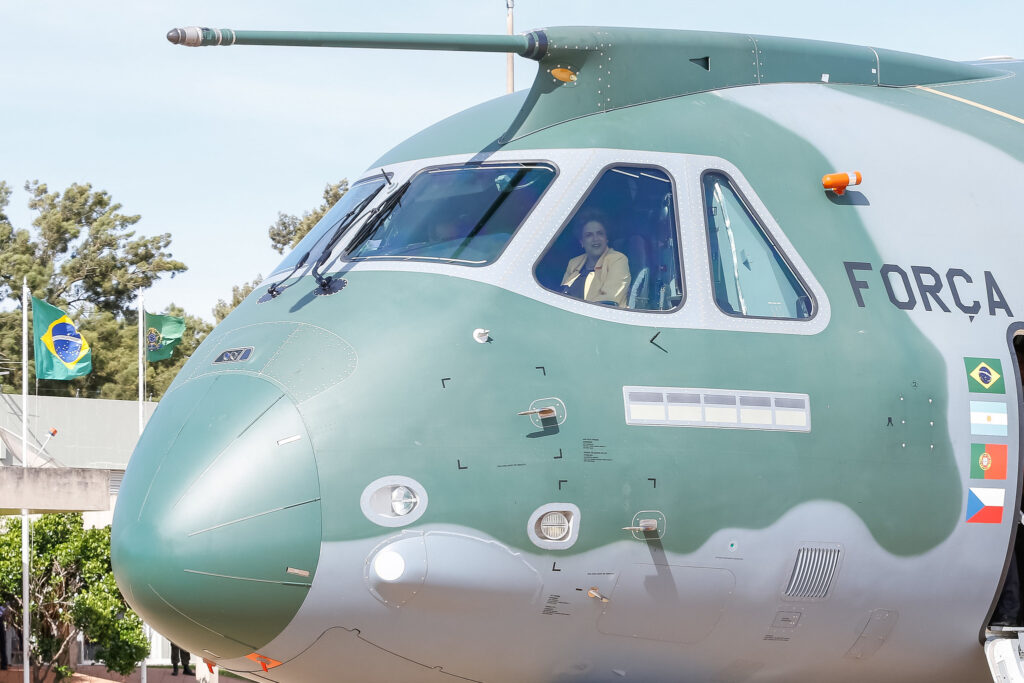 Presidenta Dilma durante visita à aeronave KC-390 da Embraer. Brasília/DF. Foto: Ichiro Guerra/PR