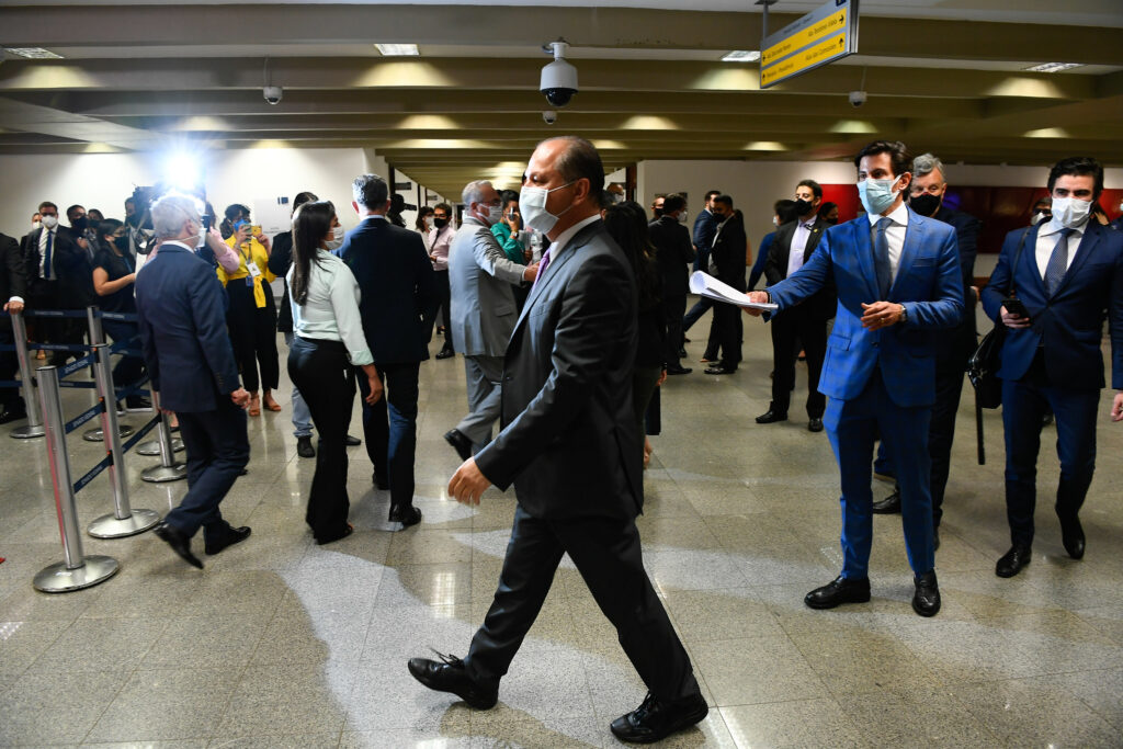 Ricardo Barros chega para entrevista após reunião da CPI da Covid, em 12 de agosto [fotografo] Marcos Oliveira/Agência Senado[/fotografo]