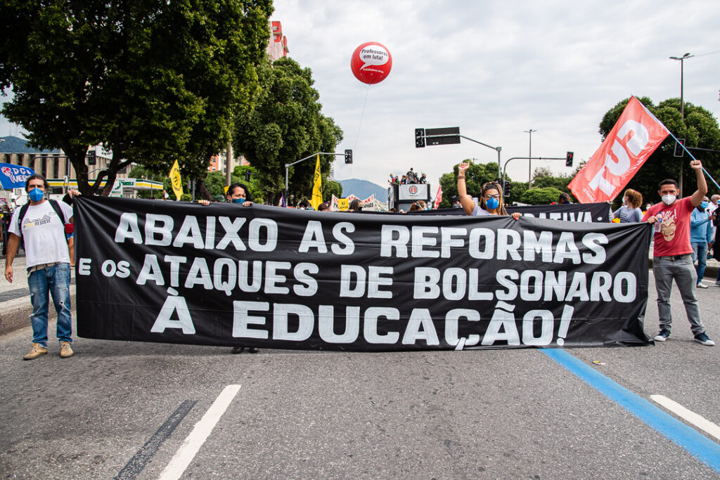 Profissionais da educação e estudantes protestam pela educação em ato contra Bolsonaro. [fotografo] Mariana Maiara/Olhares Negros[/fotografo]