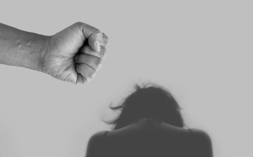 A Câmara dos Deputados aprovou projeto que garante atendimento prioritário no SUS em assistência psicológica e cirurgia plástica reparadora para mulheres vítimas de violência. Foto: Tumisu/Pixabay