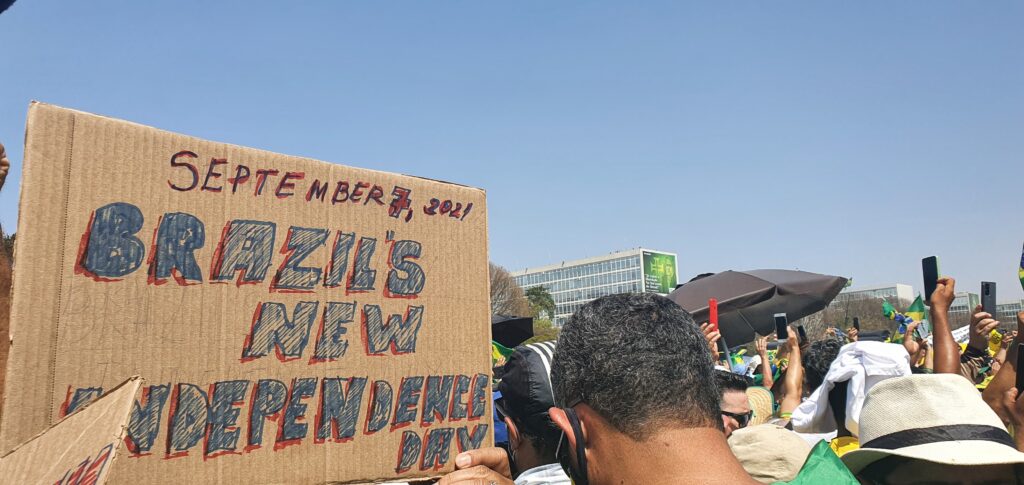 [PLaca em inglês durante manifestação a favor de Jair Bolsonaro[fotografo]Guilherme Mendes/Congresso em Foco[/fotografo]
