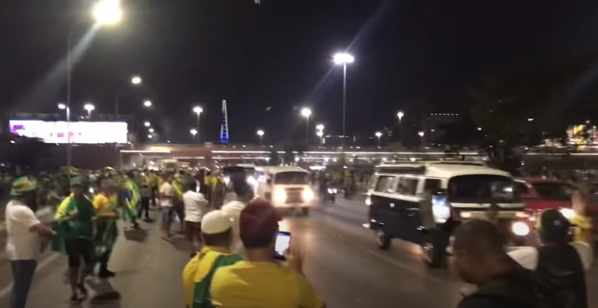 Vídeo mostra entrada de caminhões e carros em área restrita de manifestação em Brasília [fotografo]Emilio Kerber via YouTube[/fotografo]
