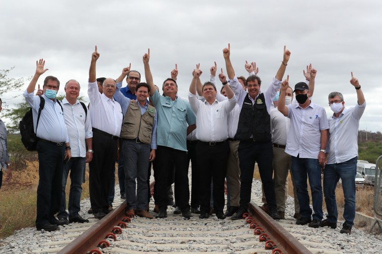 Bolsonaro ao lado de ministros na inauguração da Ferrovia de Integração Oeste-Leste, na Bahia [fotografo] Marcos Corrêa/PR[/fotografo]