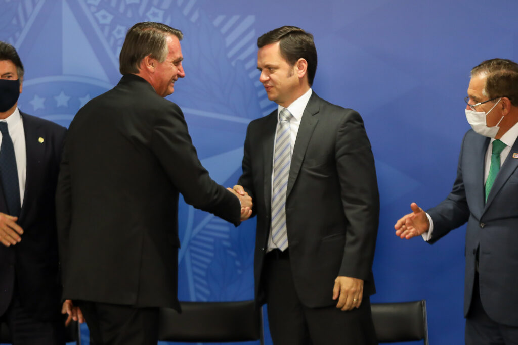 Ministro da Justiça, Anderson Torres, cumprimenta presidente, Jair Bolsonaro, durante evento no Palácio. Foto: Tom Costa/MJSP