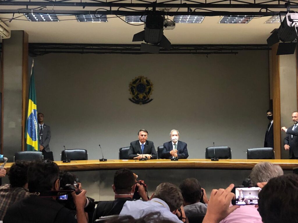 Bolsonaro e Paulo Guedes durante pronunciamento no Ministério da Economia. (Foto: Sandy Mendes)