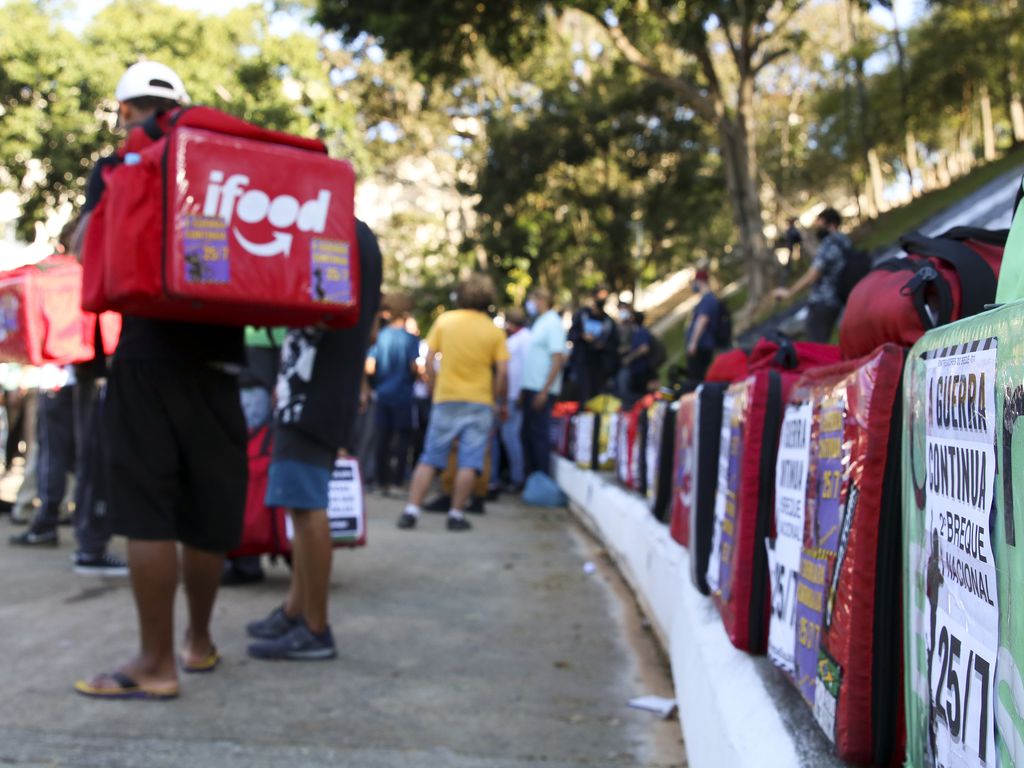 Paralização dos entregadores de aplicativo na praça Charles Miller, Pacaembu.Foto: Rovena Rosa/Agência Brasil