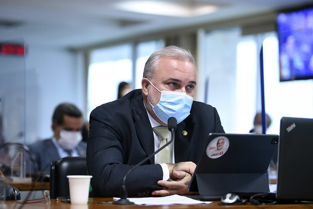 Senador Jean Paul Prates, líder da minoria no Senado, afirma que o processo de desestatização da Eletrobras conduzido pelo governo Bolsonaro carece do princípio da transparência.