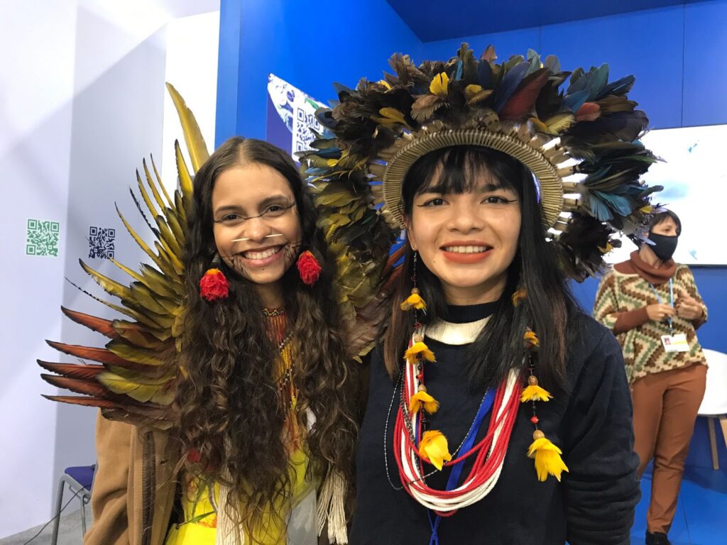 As ativistas indígenas brasileiras Alice Pataxó (à esq. na foto) e Txai Suruí. Foto: Twitter/Alice Pataxó