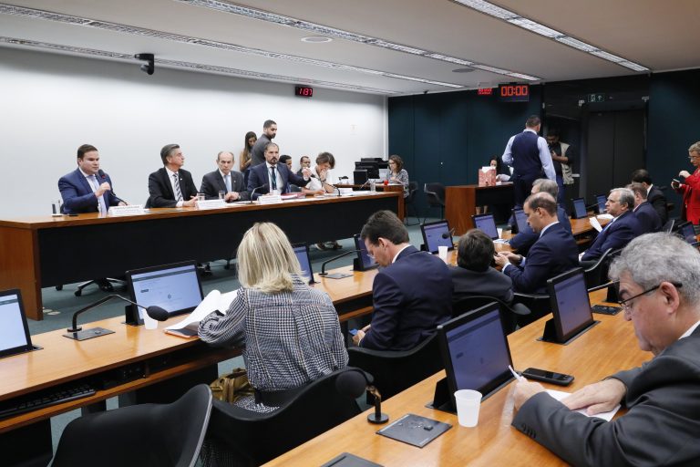 Governo assume a dianteira na corrida pelas comissões, enquanto oposição segue negociando seus indicados. Foto de Luis Macedo/Câmara dos Deputados