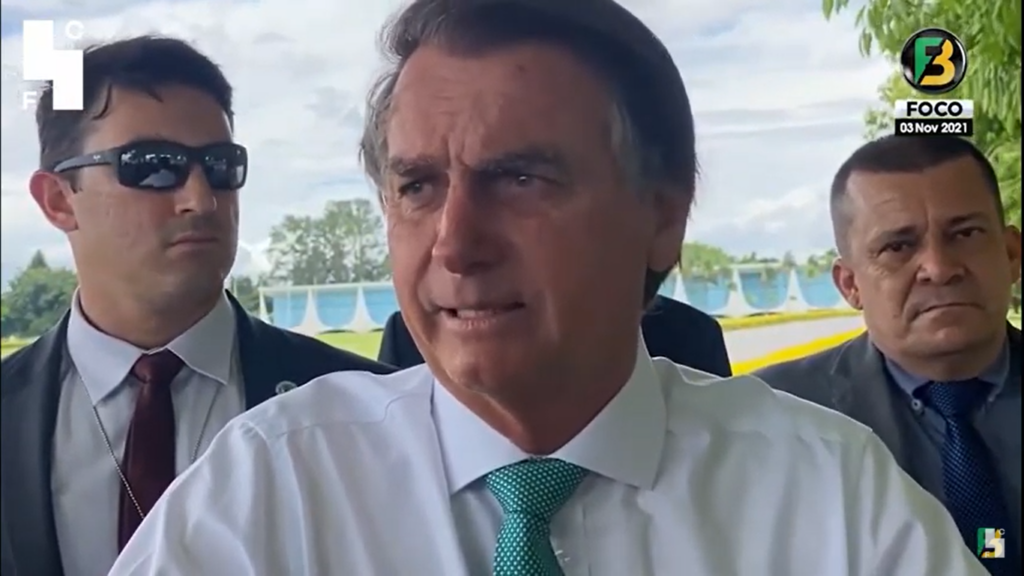 Presidente Jair Bolsonaro conversa com eleitores no cercadinho do Palácio da Alvorada sobre a existência de corrupção em seu governo